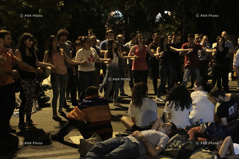 Հունիսի 25. Բողոքի ցույցին հաջորդող լուսաբացը Բաղրամյան պողոտայում