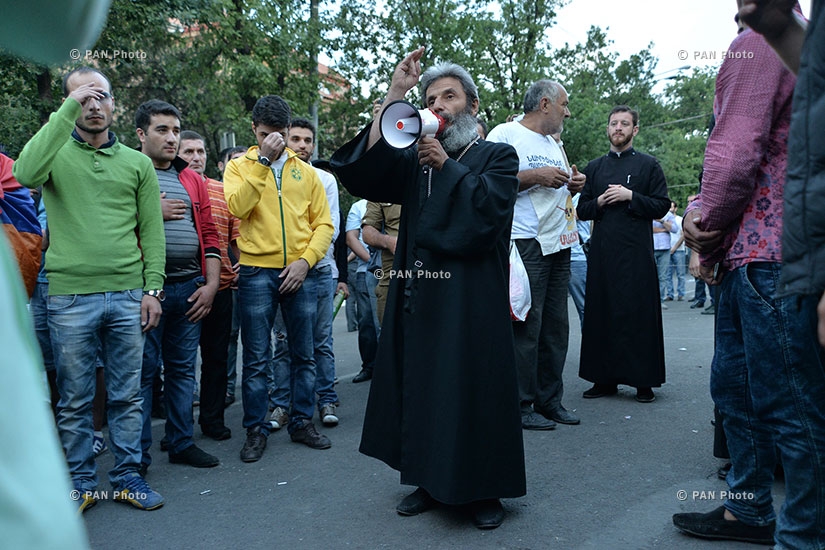Հունիսի 26. Բողոքի ցույցին հաջորդող լուսաբացը Բաղրամյան պողոտայում