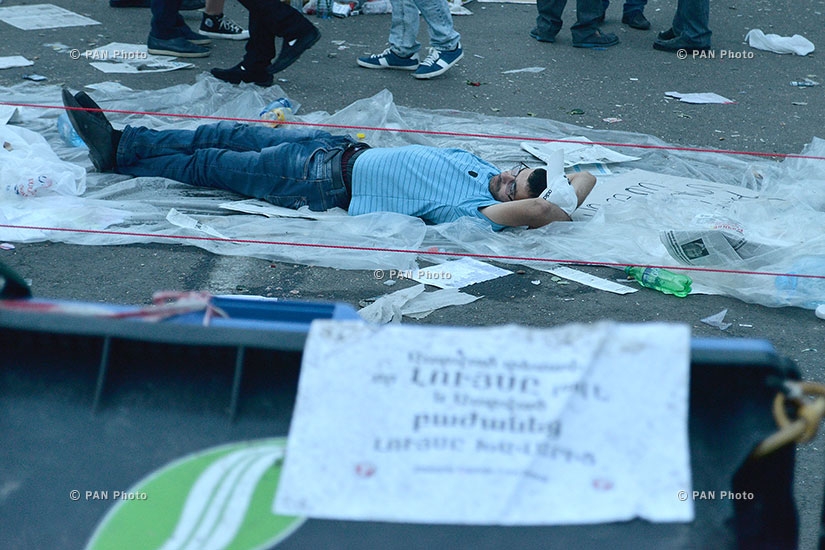 Հունիսի 26. Բողոքի ցույցին հաջորդող լուսաբացը Բաղրամյան պողոտայում