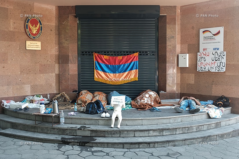 28 июня: Раннее утро на проспекте Баграмяна после протеста
