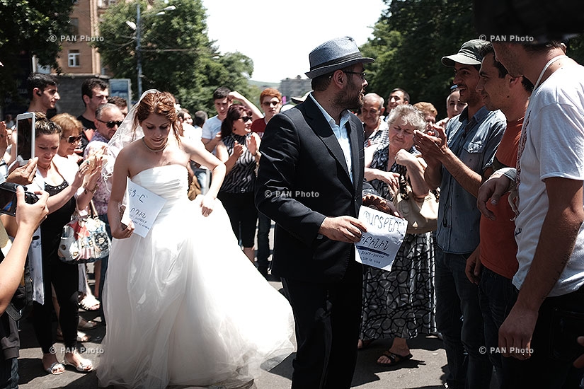 Армянская свадьба на проспекте Баграмяна во время акции против повышения цен на электроэнергию