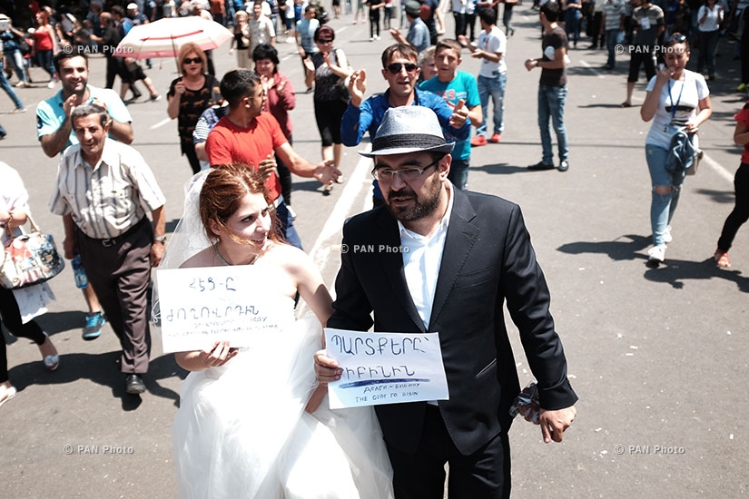 Armenian wedding during the protest against electricity price rise on Baghramyan ave