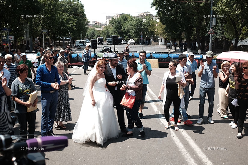 Հայկական հարսանիք Բաղրամյան պողոտայում էլեկտրաէներգիայի թանկացման դեմ բողոքի ցույցի ժամանակ