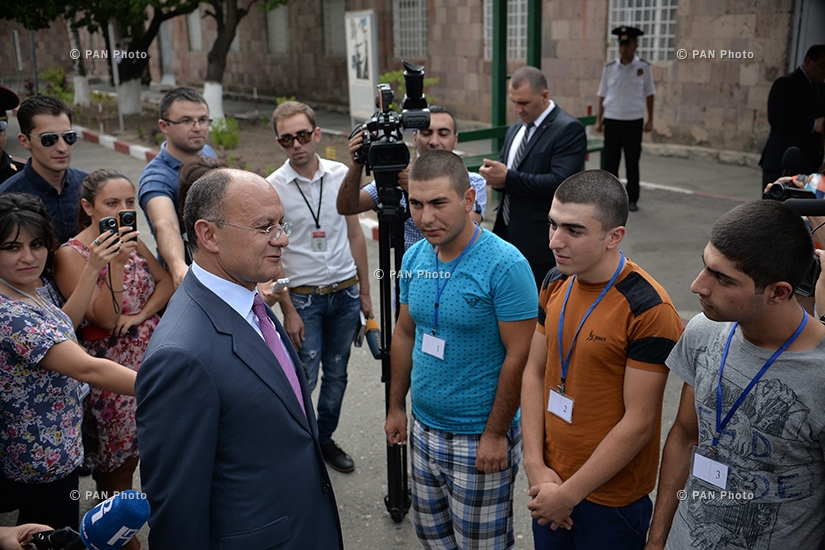Министр обороны Армении Сейран Оганян посетил Республиканский центральный сборный пункт 