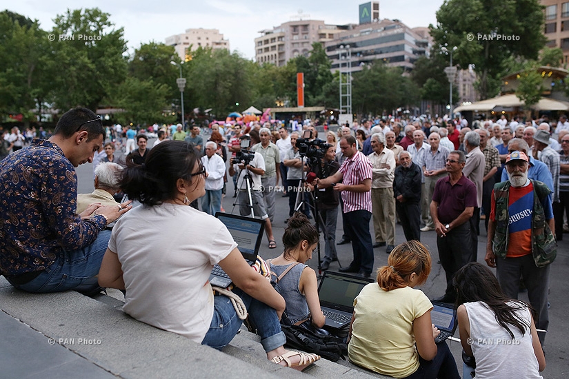 Обсуждение движения «Вставай, Армения» на Площади Свободы Армении