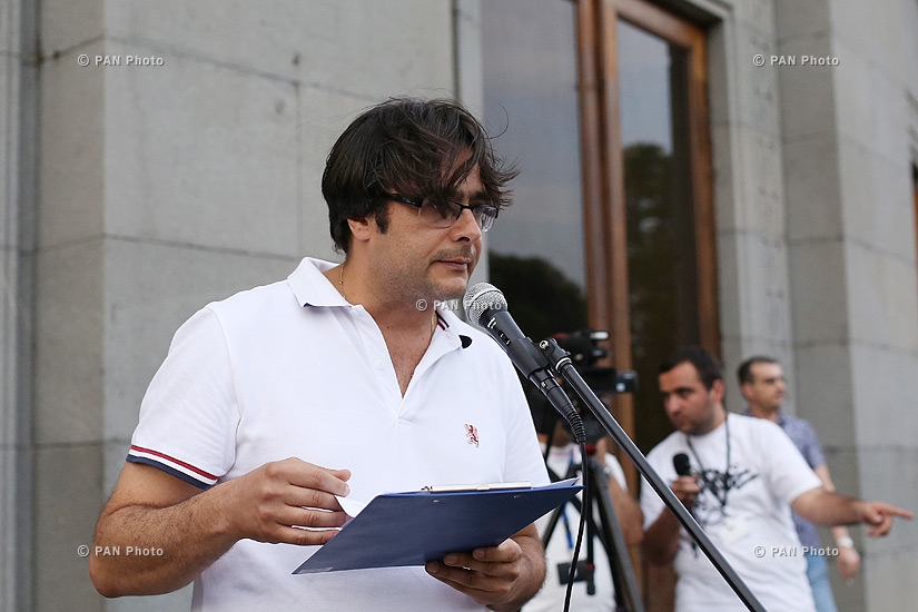 Обсуждение движения «Вставай, Армения» на Площади Свободы Армении