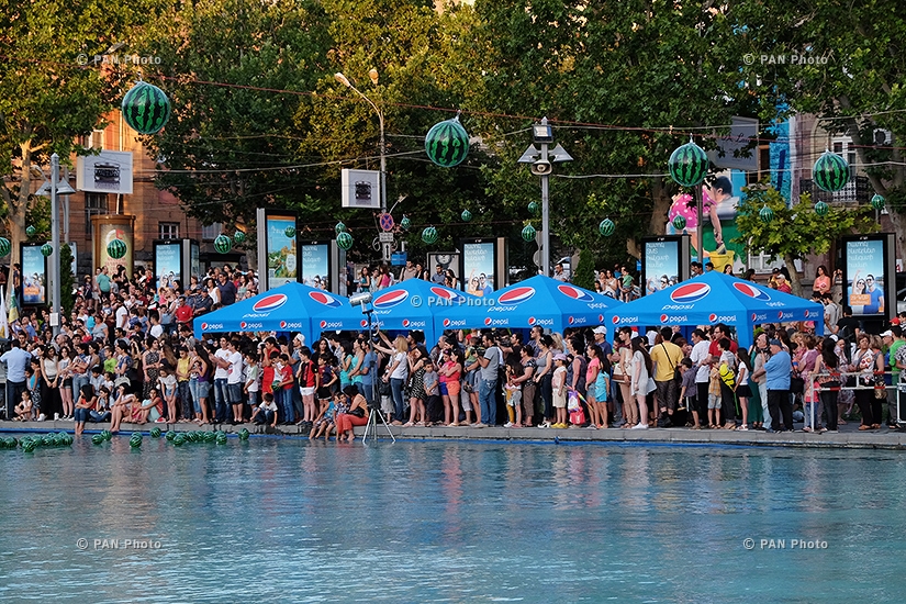 Арбузный фестиваль на территории Лебединого озера