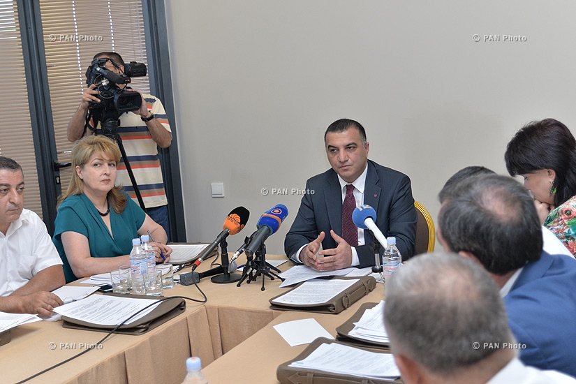 Заседание национальной комиссии по вопросам лиц с инвалидностью, возглавляемое министром труда и социальных вопросов РА Артемом Асатряном