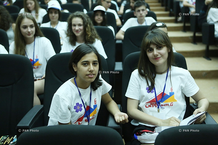 ՀՀ պաշտպանության նախարարի հանդիպումը «Արի տուն» ծրագրով Հայաստան ժամանած սփյուռքահայ երիտասարդների հետ