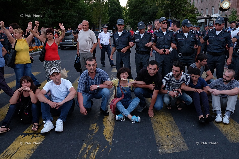 Сидячая забастовка движения «Вставай, Армения» на площади Республики