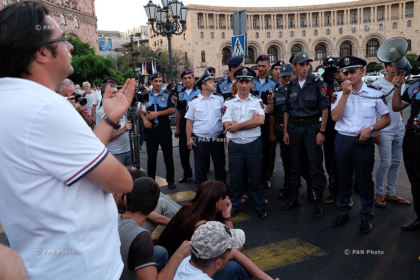 Сидячая забастовка движения «Вставай, Армения» на площади Республики