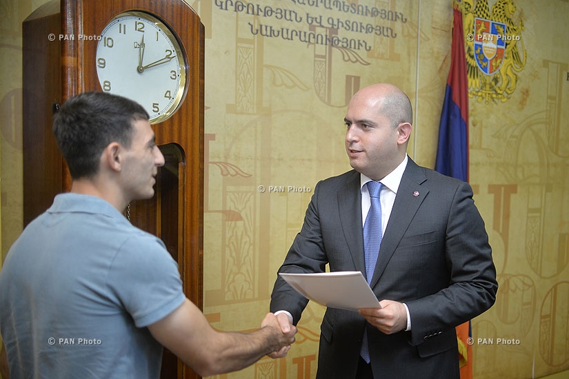 RA Minister of Education and Science Armen Ashotyan hands awards to the winners of 'World Universiade' and other student-athletes