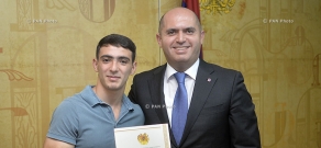 RA Minister of Education and Science Armen Ashotyan hands awards to the winners of 'World Universiade' and other student-athletes