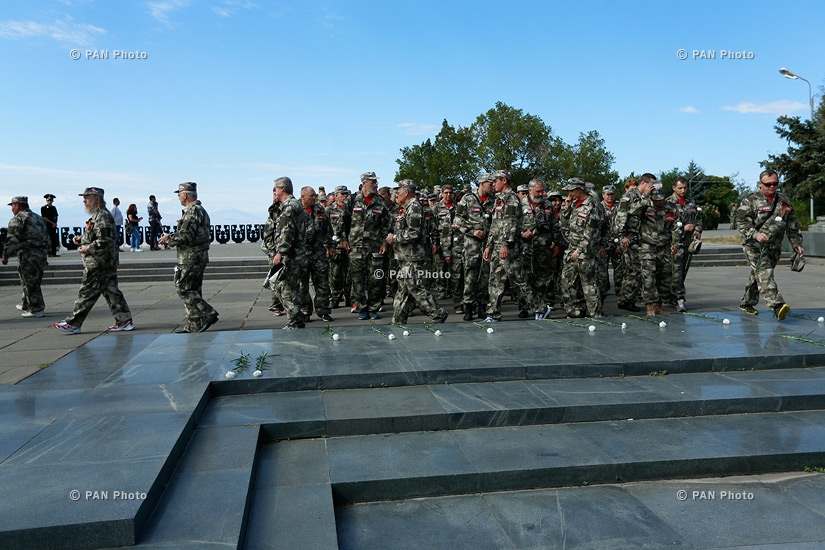 Members of 'Union 2015: Heirs of Victory – Armenia’ international youth military, sport and educational contest-gathering visit Victory Park
