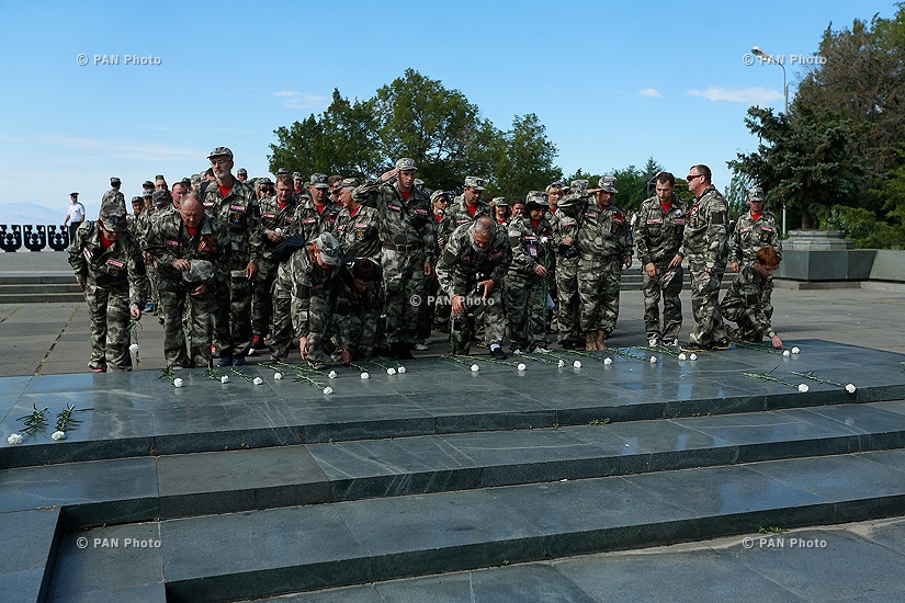 Members of 'Union 2015: Heirs of Victory – Armenia’ international youth military, sport and educational contest-gathering visit Victory Park