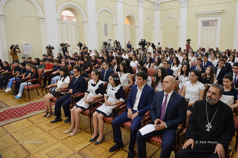 Armenian President Serzh Sargsyan meets with the students- winners in different competitions and international competitions