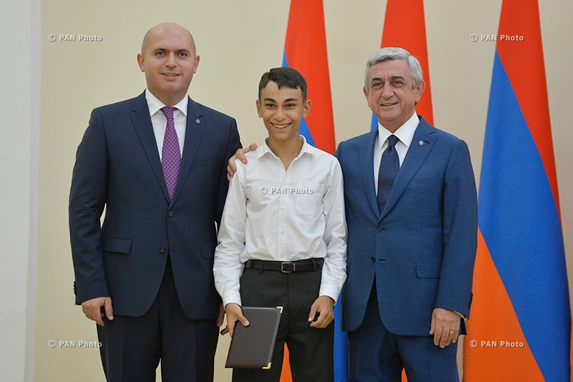 Президент Армении Серж Саркисян встретился с школьниками-победителями на разных конкурсах и международных олимпиадах