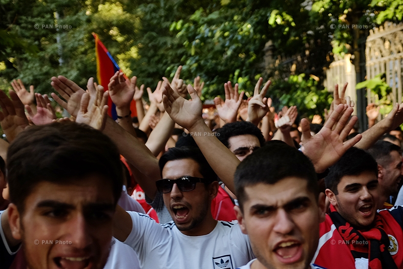 Фанаты перед матчем Армения - Дания: Отборочный цикл Евро-2016