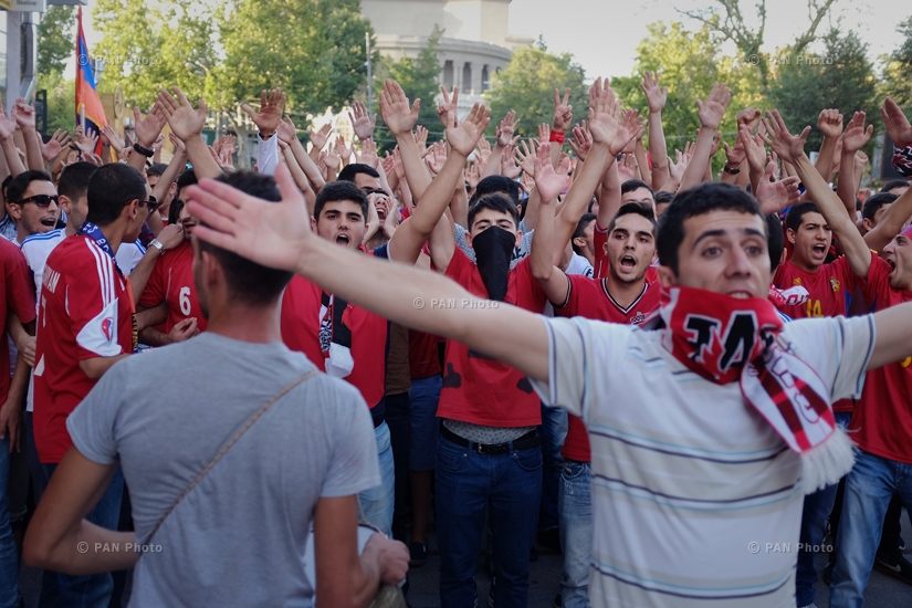 Фанаты перед матчем Армения - Дания: Отборочный цикл Евро-2016