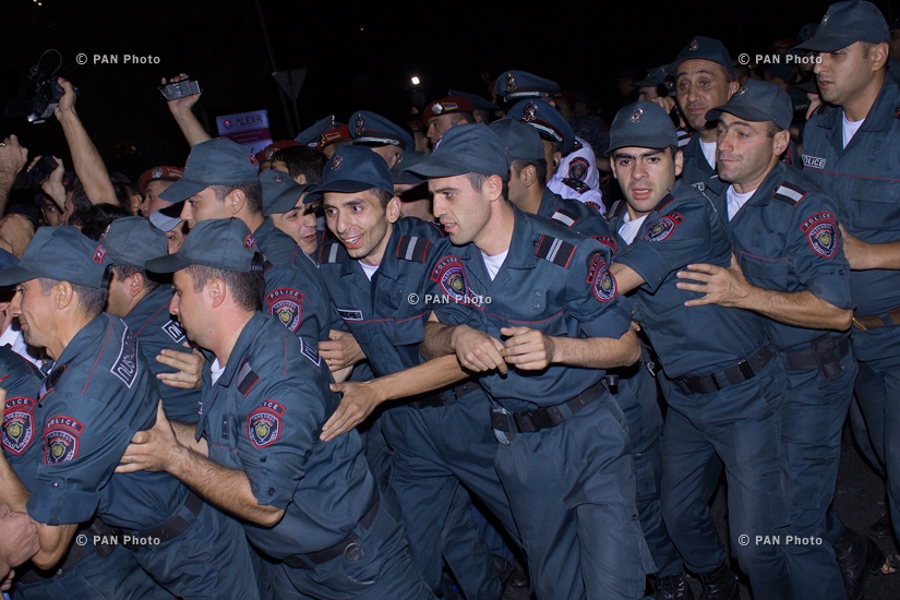 Ոստիկանությունը բերման է ենթարկել Բաղրամյանի ցուցարարներից ոմանց ու ցրել «Ոչ թալանին» նախաձեռնության ցույցը