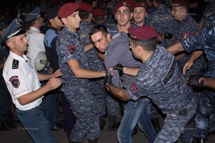 Полиция задержала часть участников акции протеста на ул. Баграмян и разогнала акцию протеста