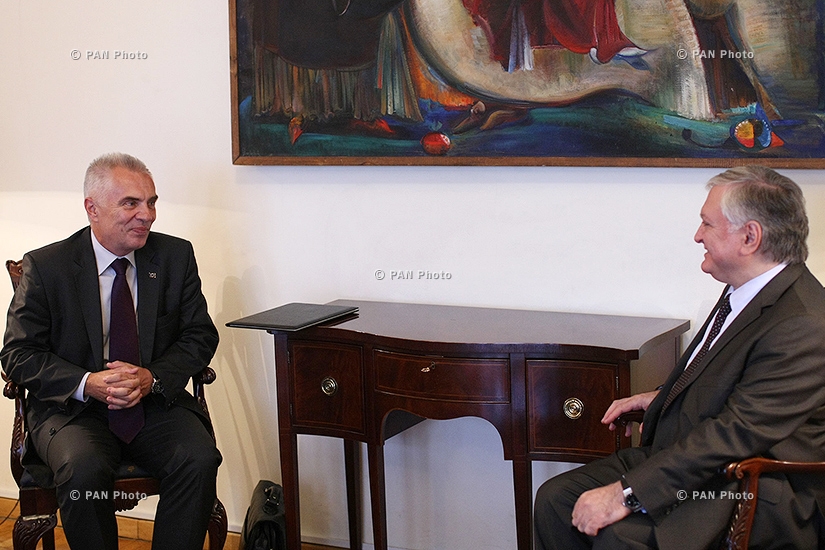 ԵՄ պատվիրակության նորանշանակ ղեկավար Պյոտր Սվիտալսկին ԱԳ նախարար Էդվարդ Նալբանդյանին է հանձնել իր հավատարմագրերի պատճենը