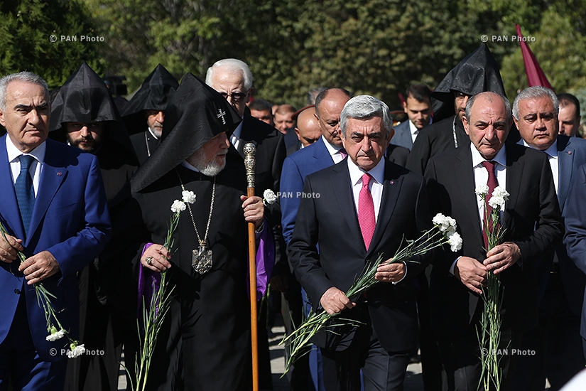 Armenian, Artsakh high-ranking officials visit Yerablur Pantheon to celebrate 24th anniversary of Armenia's Independence
