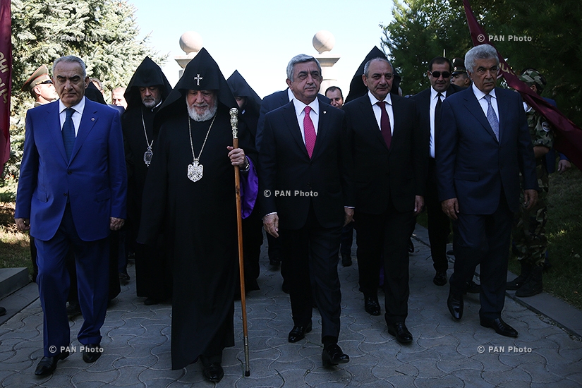 Высокопоставленные лица Армении и НКР в честь 24-го Дня независимости Армении посетили пантеон «Ераблур»