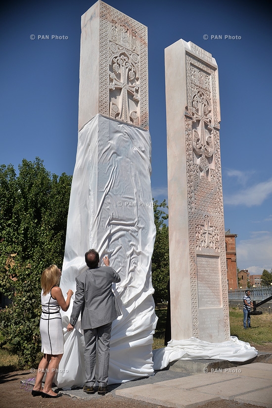 В Эчмиадзине состоялась церемония открытия и освящения Хачкара, посвященного 100-летию Геноцида армян
