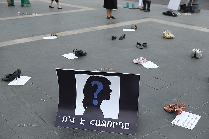 Протест с требованием принятия закона 'О предотвращении насилия в семье'
