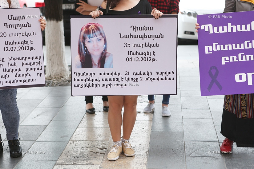 Протест с требованием принятия закона 'О предотвращении насилия в семье'