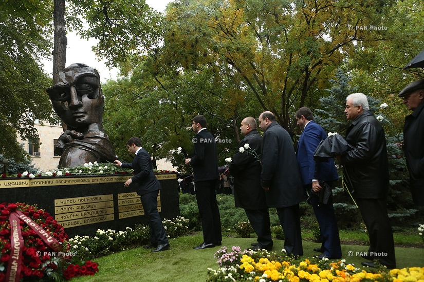 Представители парламента РА почтили память жертв теракта 27 октября 1999 года