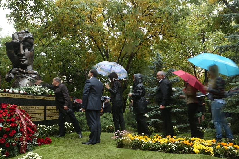 Представители парламента РА почтили память жертв теракта 27 октября 1999 года