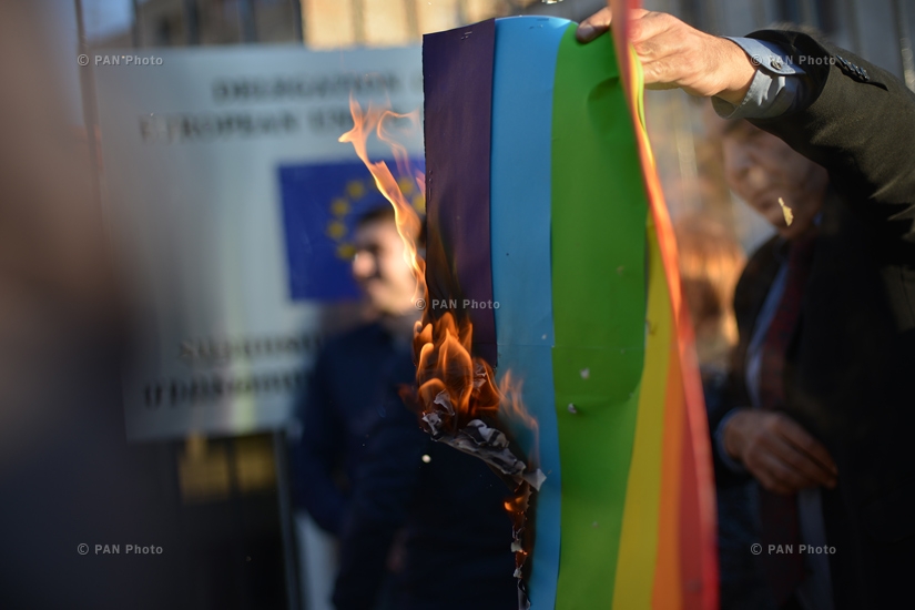 Հայաստանում ԵՄ շենքի առջև «Հանուն օրենքի» շարժման՝ սեռական փոքրամասնությունների դեմ ուղղված ակցիան