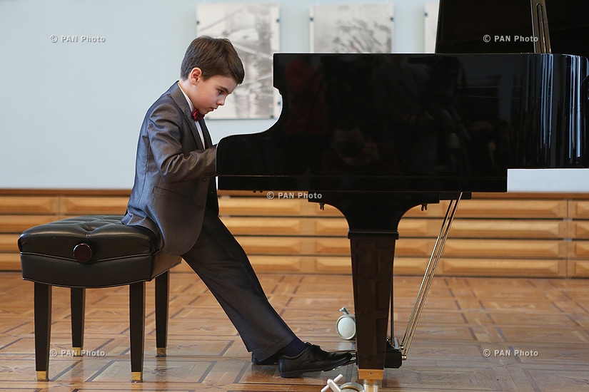 Students of Tchaikovsky Music School played for beneficiaries of the fund Give Life