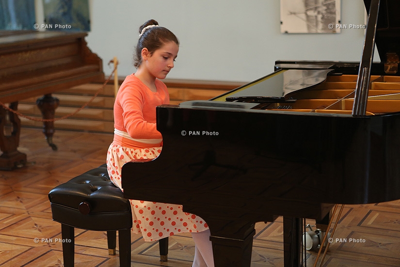 Ученики музыкальной школы имени Чайковского сыграли для бенефициаров фонда «Подари жизнь»