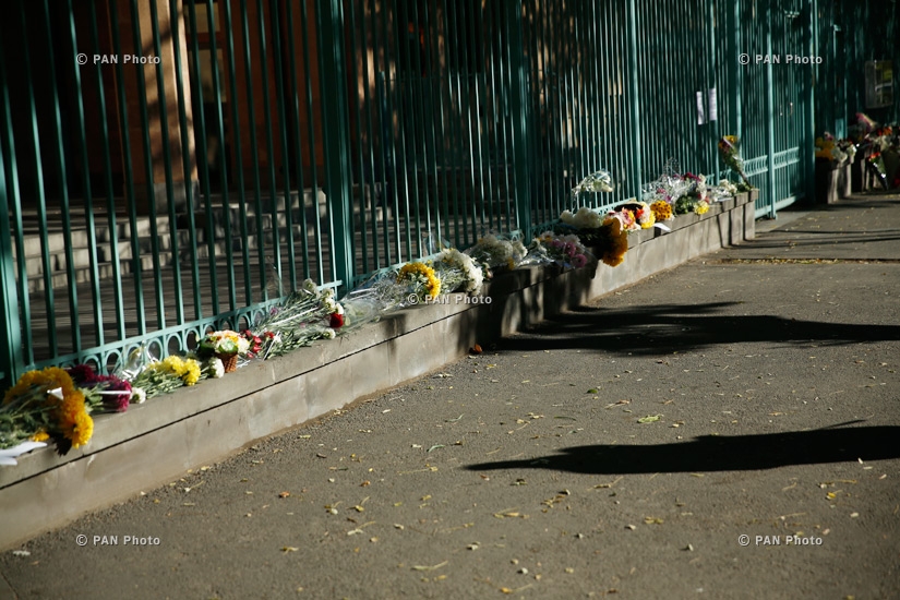 Քաղաքացիները ծաղիկներ են դնում ՀՀ-ում Ֆրանսիայի դեսպանատան դիմաց՝ ի հիշատակ Փարիզի ահաբեկչության զոհերի