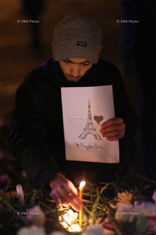  Церемония зажжения свечей на площади Франции Еревана в память о жертвах терактов в Париже