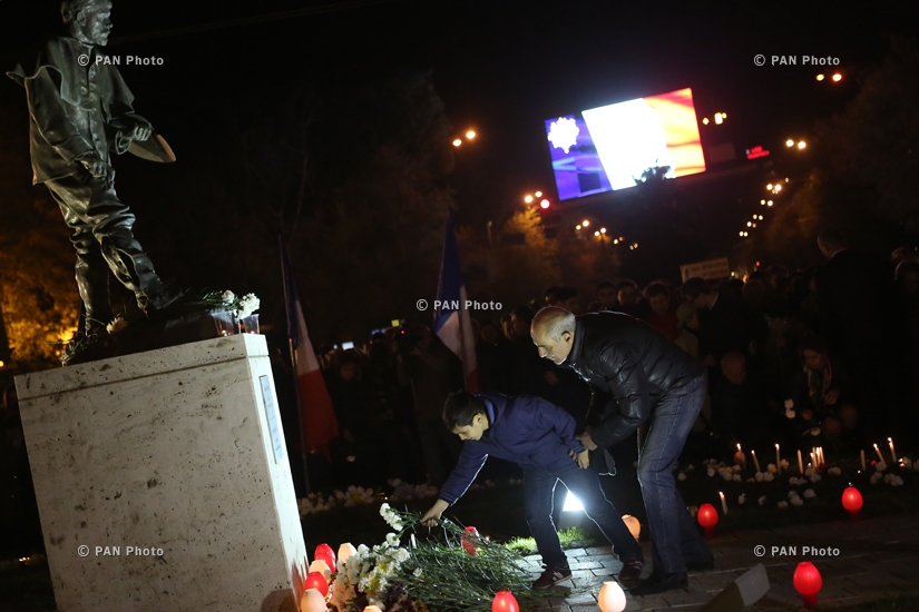 Церемония зажжения свечей на площади Франции Еревана в память о жертвах терактов в Париже