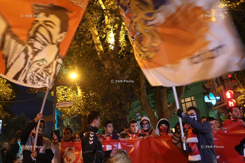 Армянское фан-движение First Armenian Front (FAF) организовал шествие к офису Футбольной федерации Армении