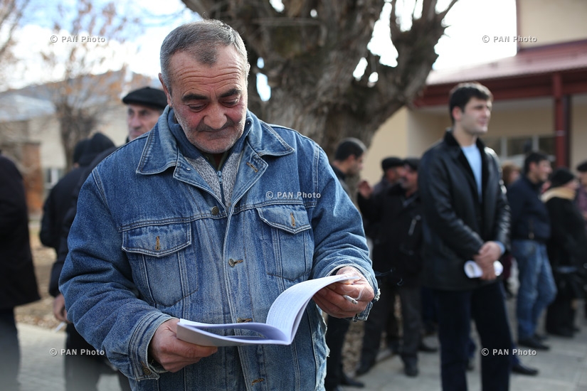 Armenia constitutional amendments' “Yes” and “No” reality TV show in Armenia's Shirak province