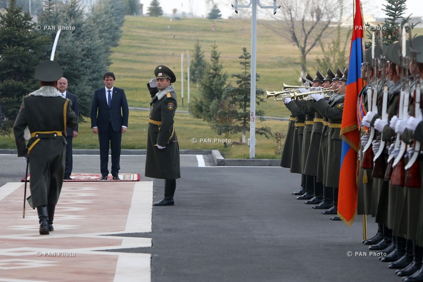 Официальная церемония приветствия делегации во главе с Министром национальной обороны Сербии Братиславом Гашичем