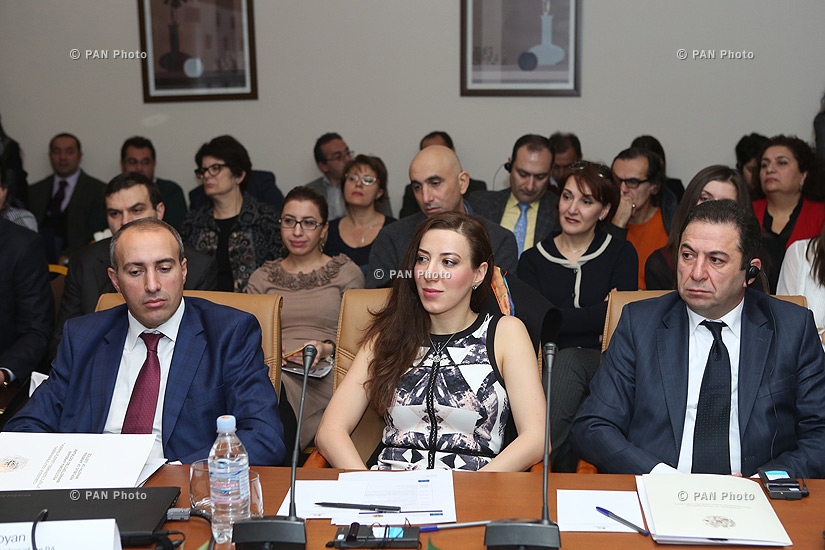 Министр юстиции Армении Арпине Ованисян и глава делегации ЕС в Армении, посол Петр Свитальски посетили дискуссию вокруг темы борьбы с коррупцией 