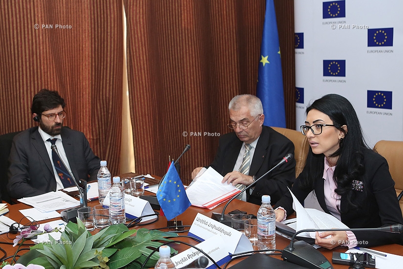 Министр юстиции Армении Арпине Ованисян и глава делегации ЕС в Армении, посол Петр Свитальски посетили дискуссию вокруг темы борьбы с коррупцией 