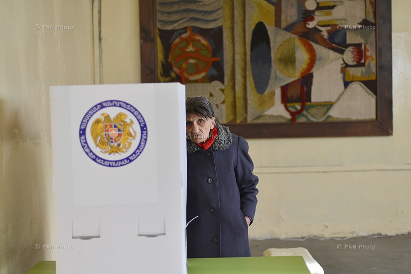 В Армении началось голосование на референдуме по изменению Конституции