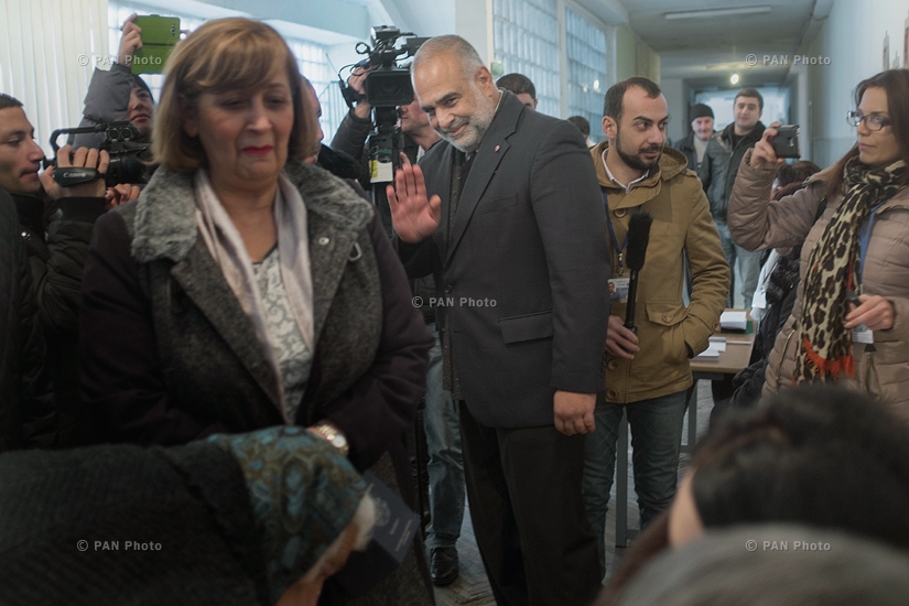 Referendum on constitutional amendments in Armenia: Leader of opposition Heritage Party Raffi Hovannisian votes
