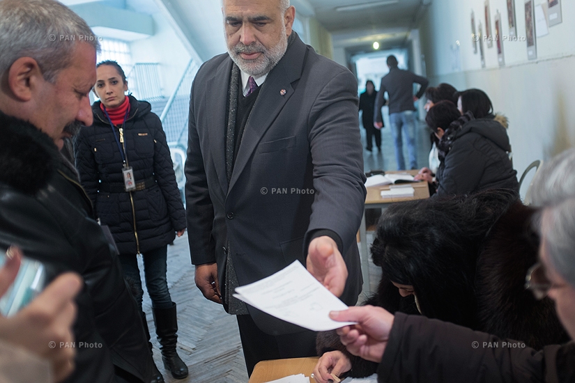 Referendum on constitutional amendments in Armenia: Leader of opposition Heritage Party Raffi Hovannisian votes