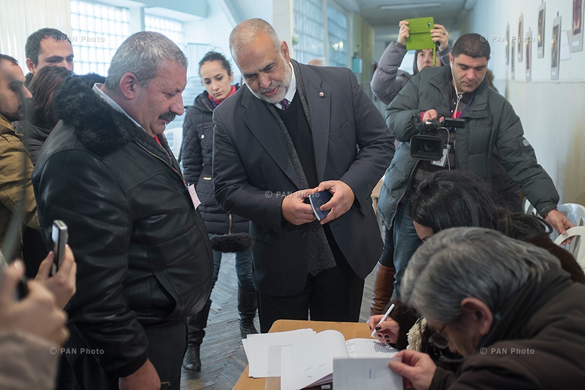 Referendum on constitutional amendments in Armenia: Leader of opposition Heritage Party Raffi Hovannisian votes