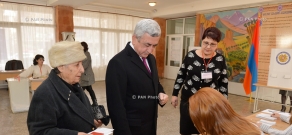 Референдум по внесению изменений в конституцию Армении: Президент Армении Серж Саргсян и премьер-министр Овик Абрамян проголосовали