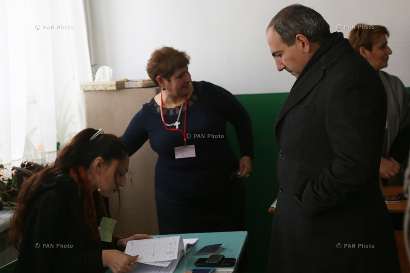Referendum on constitutional amendments in Armenia: Deputy of the National Assembly Nikol Pashinyan votes 